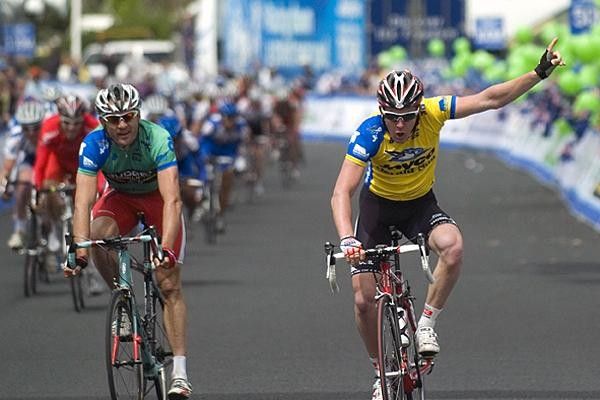 Matt Goss (CSC-Saxo Bank) holds out Baden Cooke (Barloworld) to win his second stage in two days