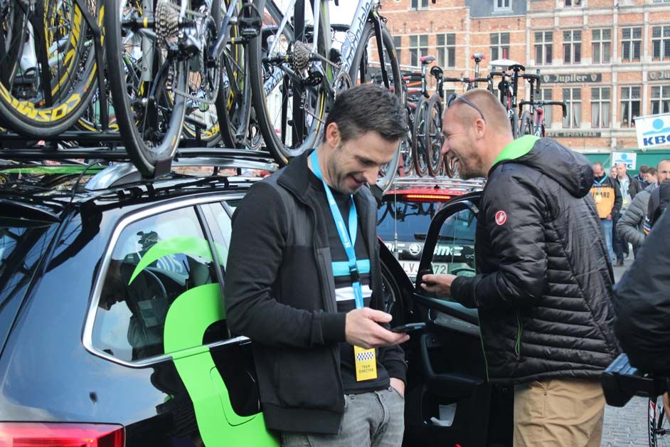 Servais Knaven and Andreas Klier share a joke before the start