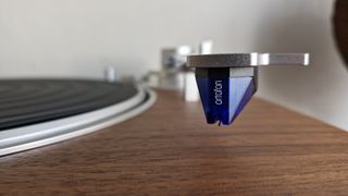 Victrola Stream Sapphire turntable showing a Ortofon 2M Blue cartridge