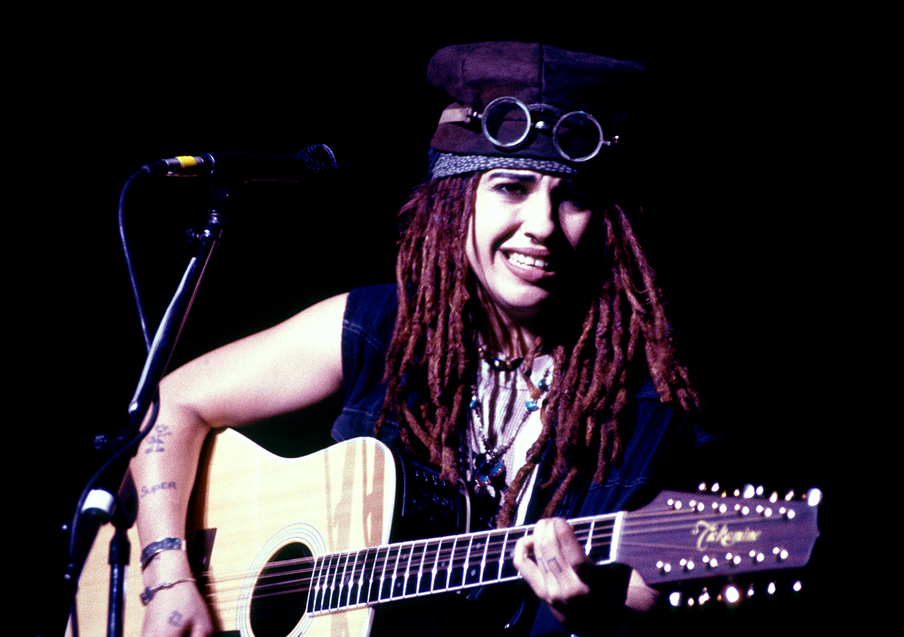 Linda Perry performs on stage in Los Angeles, California, circa 1990