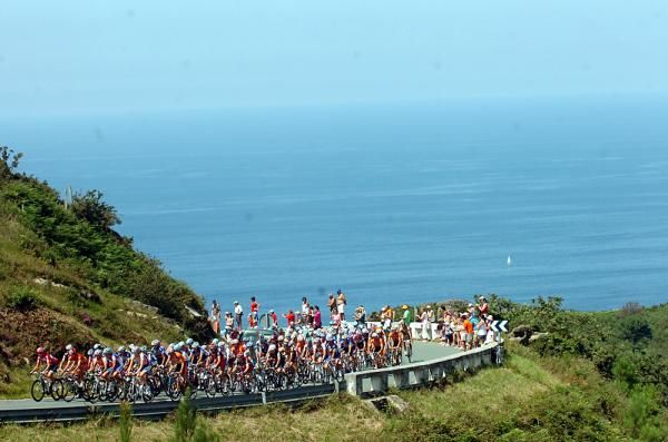 The peloton heads up the climb.