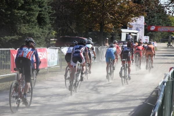 The conditions were dry and dusty at the start/finish