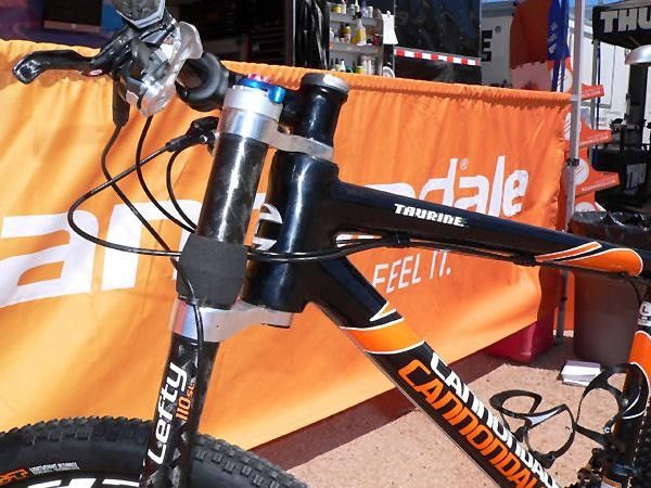 A beefy head tube houses integrated headset bearings.