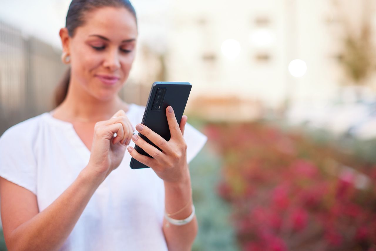 TCL Stylus 5G lifestyle image