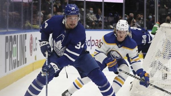 Toronto Maple Leafs Auston Matthews skates behind the net against the Buffalo Sabers