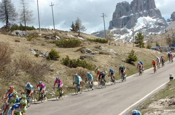 The peloton descending on stage 17 of the Giro d'Italia