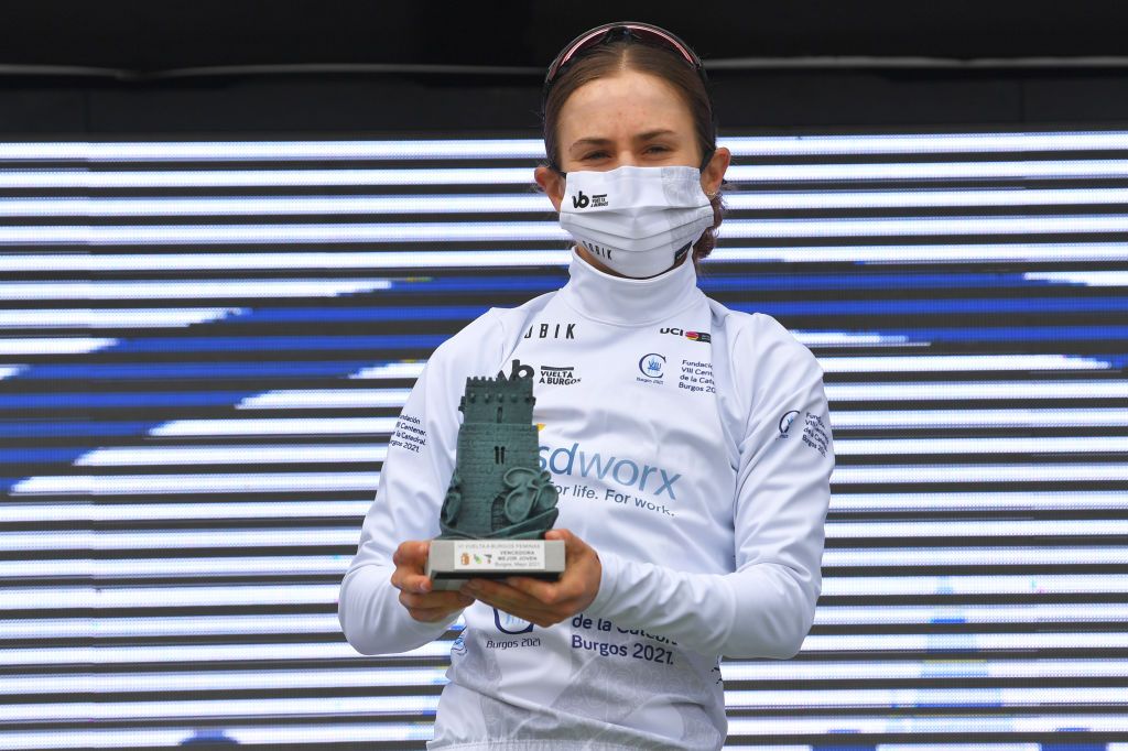 Niamh Fisher-Black wins the Best Young Rider competition at Vuelta a Burgos Feminas