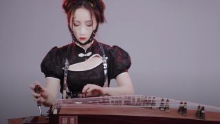 Moyun performs a cover of AC/DC's Thunderstruck on a Guzheng