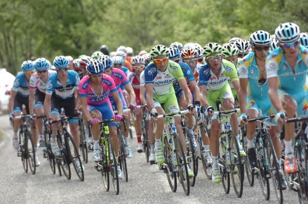The main favourites move to the front on the climb to the finish