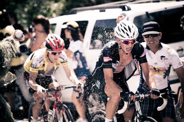 Sergio Henao (Gobernacion de Antioquia) gets cooled off by a fan.