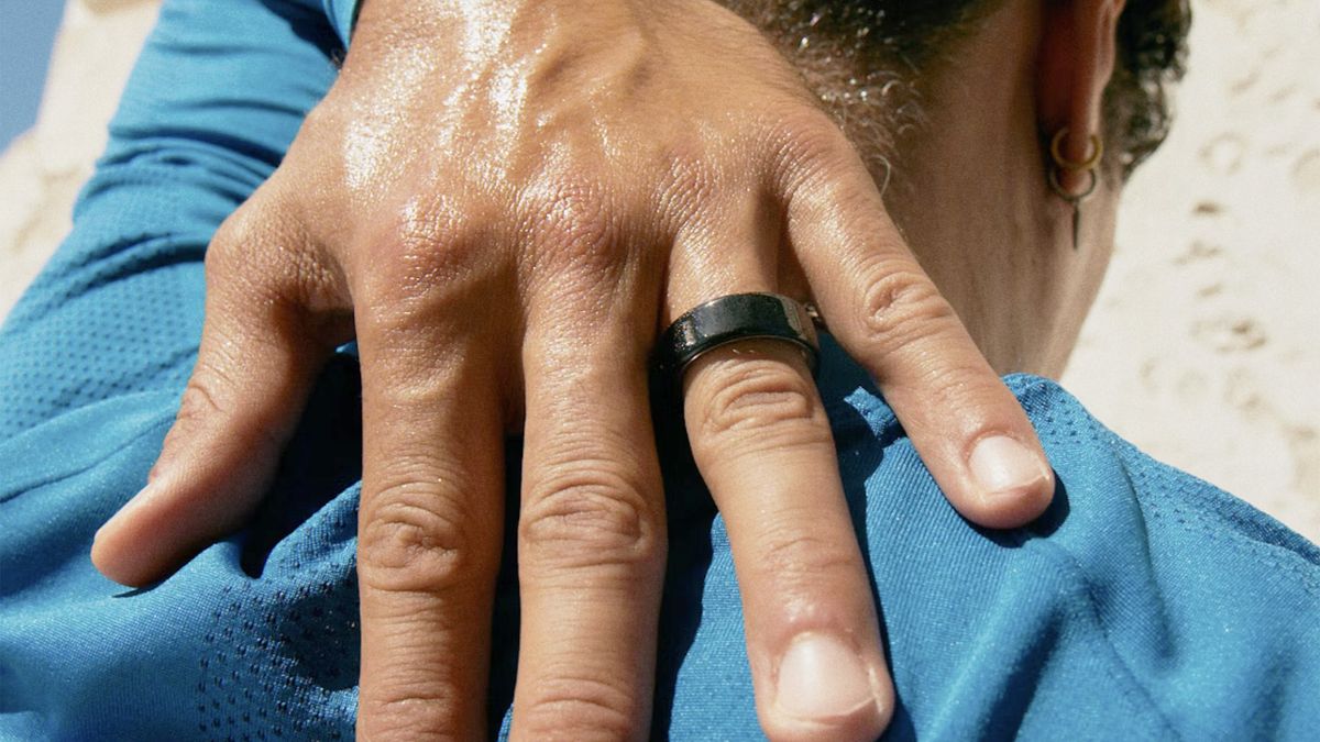 Oura Ring 4 in black on a user&#039;s finger