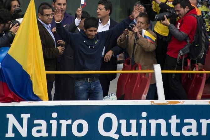 Nairo Quintana waves to the crowd