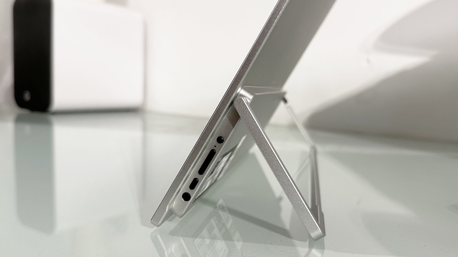 Testing the Acer ProDesigner PE160WUT in a home office next to a MacBook