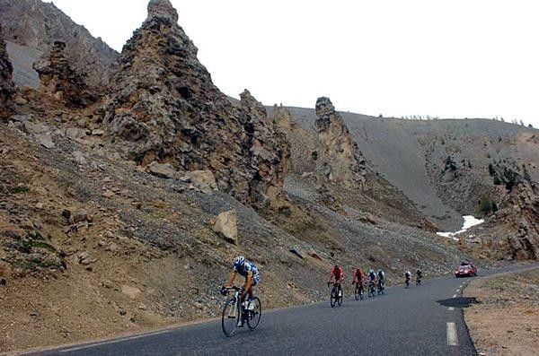 Riders descend the Izoard.