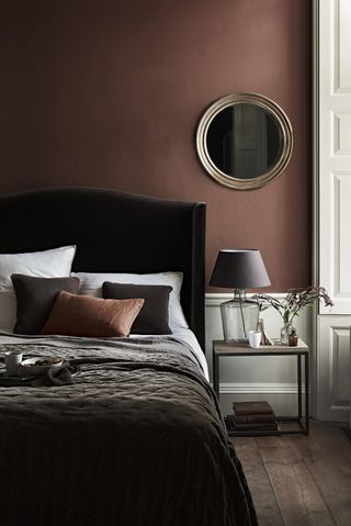 Velvet decor idea bedroom in chestnut with velvet headboard