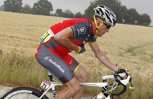 Lance Armstrong (RadioShack) has a word with his team car.