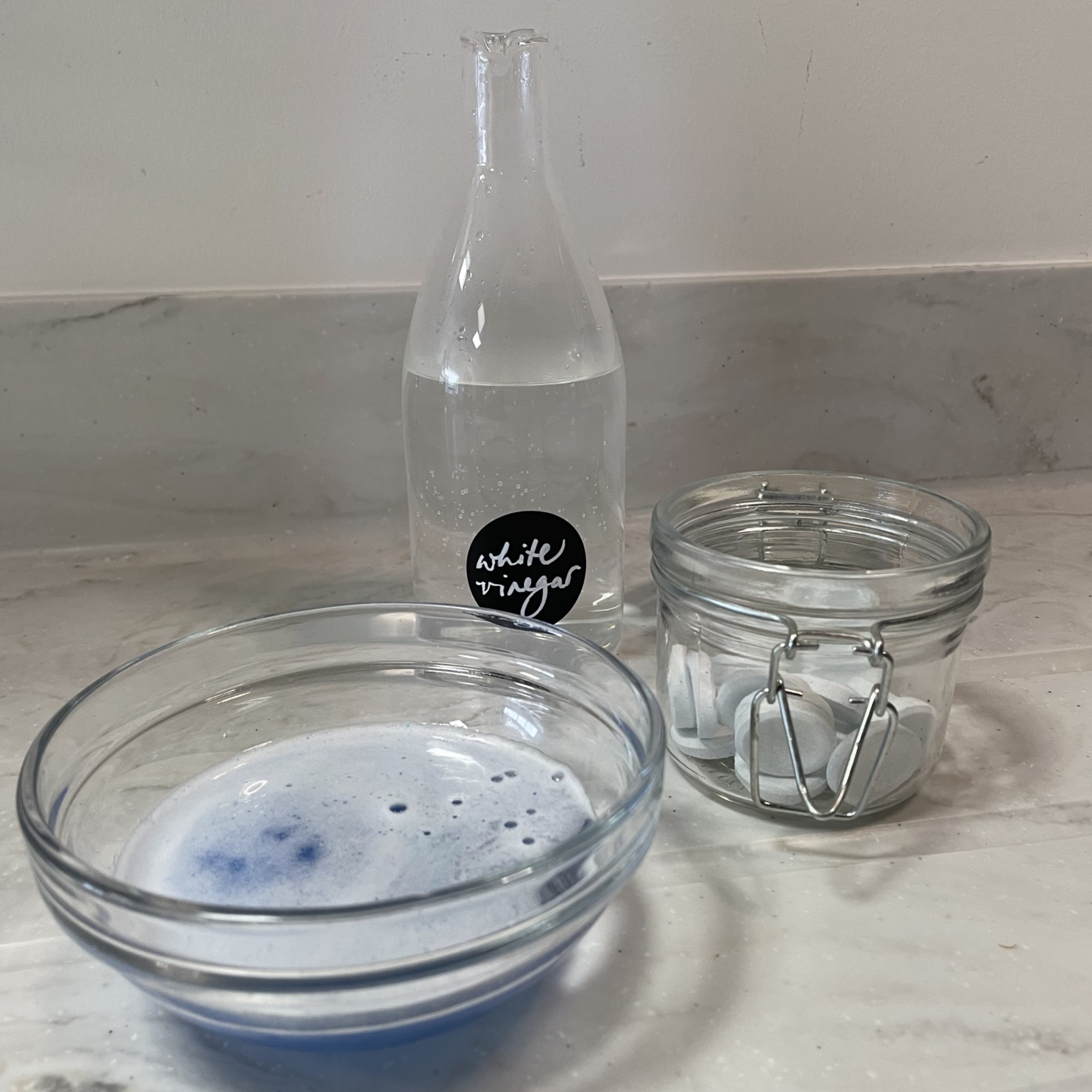 Cleaning jewellery using denture tablets