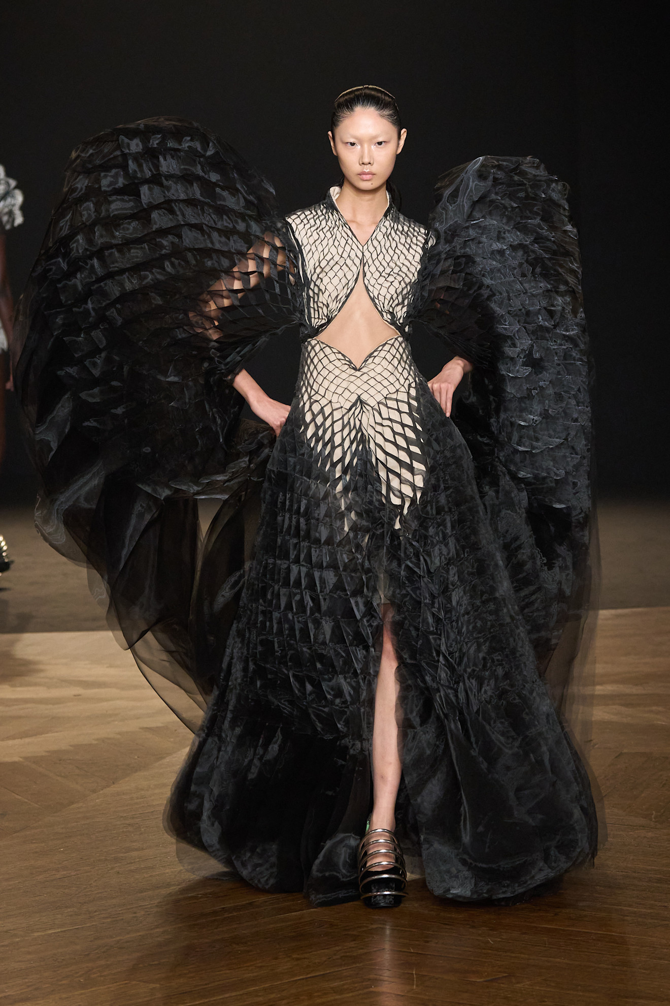 A model wore Sarah Jessica Parker&#039;s structural Iris Van Herpen gown on the Fall 2025 Couture runway