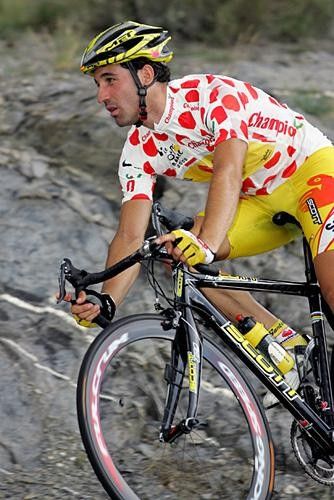 David De la Fuente (Saunier Duval-Prodir) holding on to the climbers jersey.