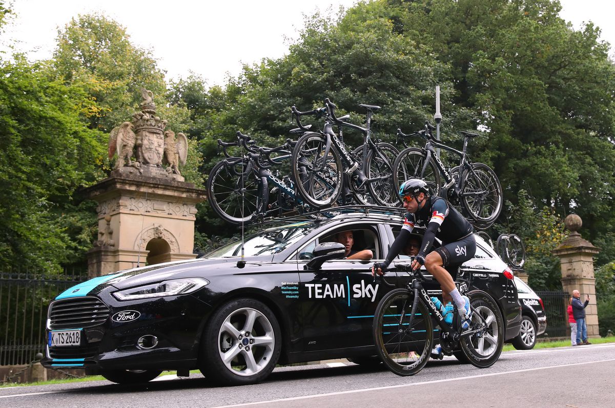 Elia Viviani chatting at the team car