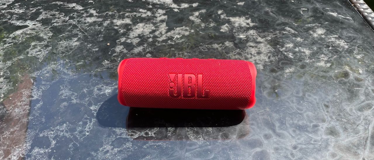 JBL Flip 6 on a table outside