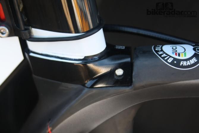 The Oltre XR2&rsquo;s clamping mechanism is recessed into the frame