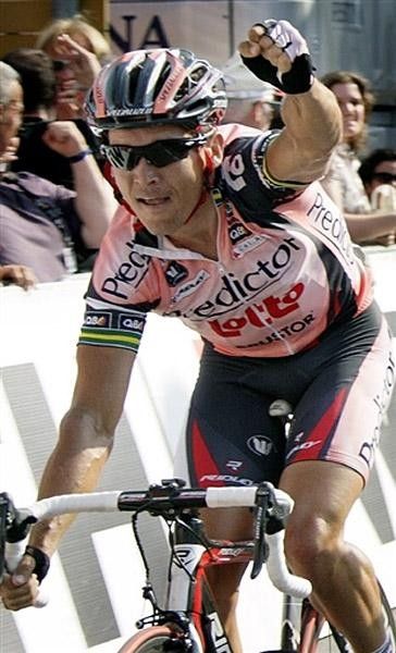 Robbie McEwen (Predictor-Lotto) salutes after winning stage five