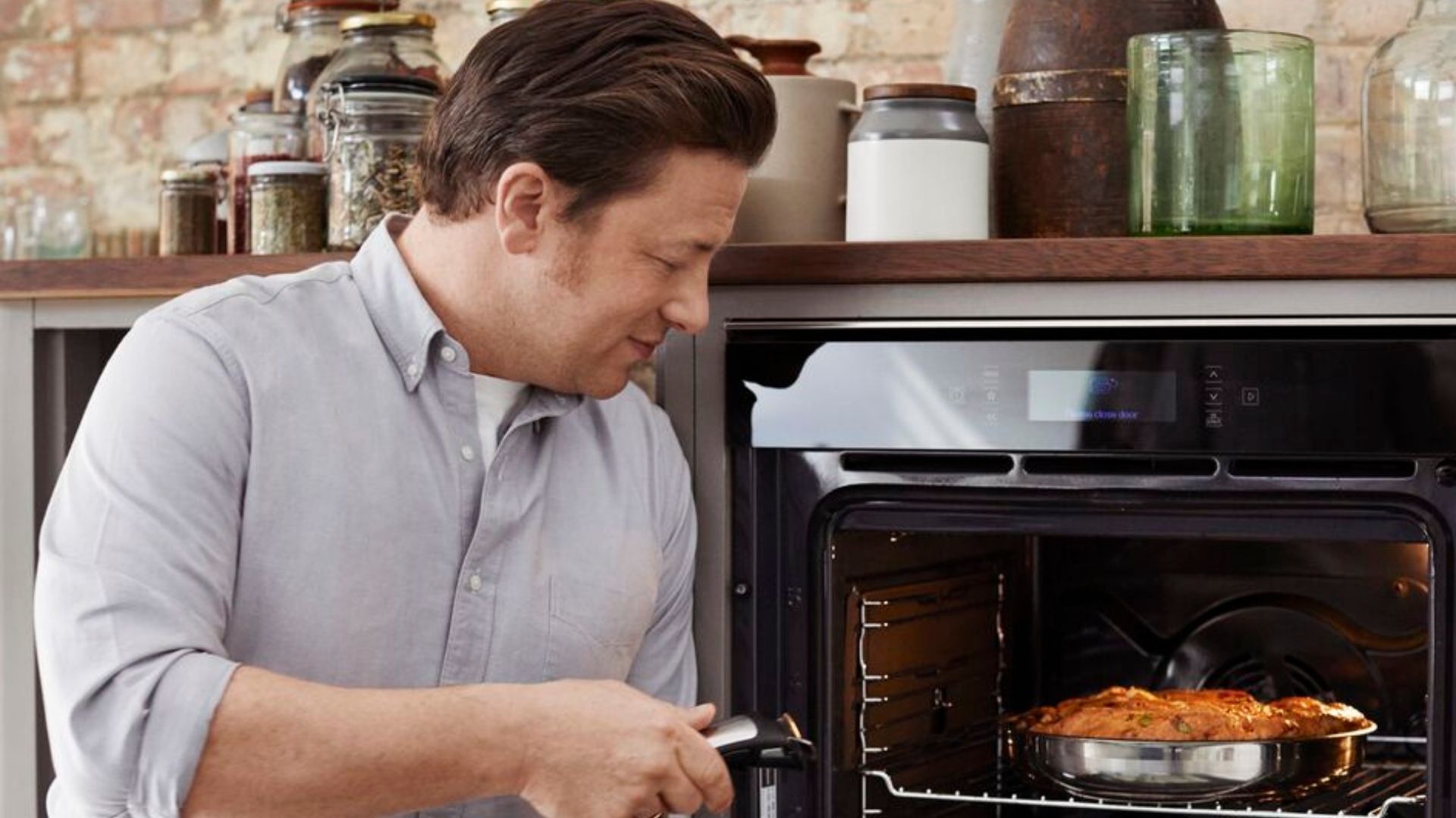 Jamie Oliver using his Tefal Jamie Oliver Ingenio Pan Collection in a kitchen