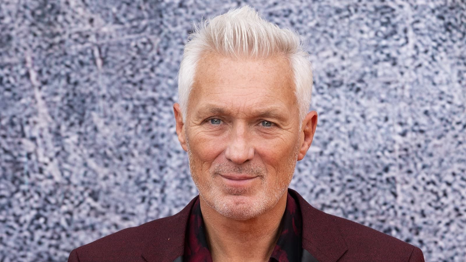 Martin Kemp post photo of wounds to his hand after accident with chainsaw