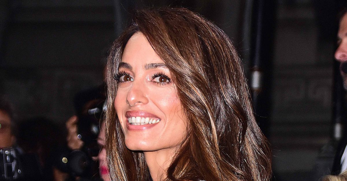 เทรนด์เสื้อสวย ๆ นี้ทำให้กางเกงพื้นฐานของ Amal Clooney ดูสง่างามในนิวยอร์ค