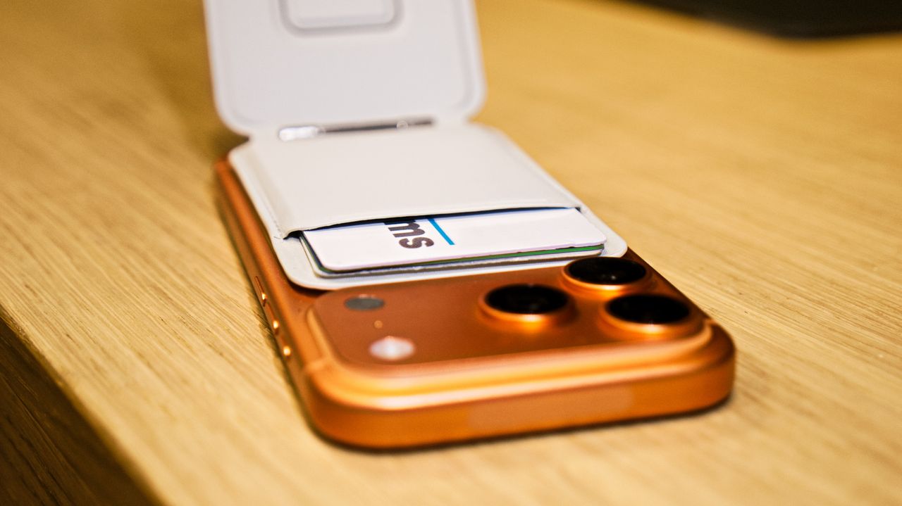 Moft MagSafe Find My Wallet.
