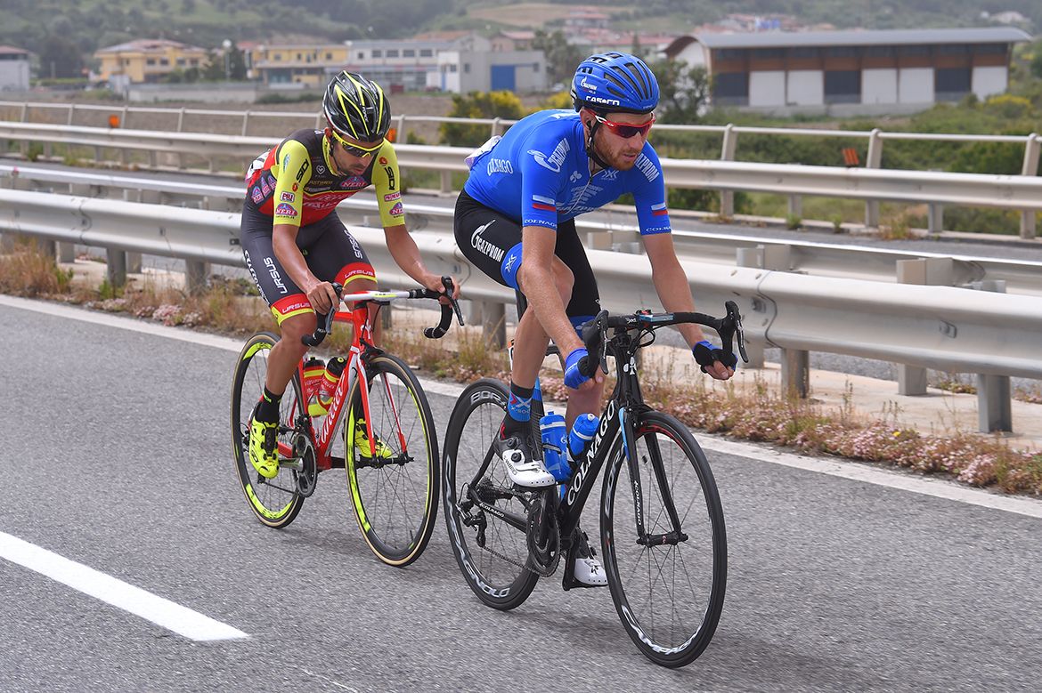 Giuseppe Fonzi and Dimitri Kozonchuk in the break at the Giro d'Italia