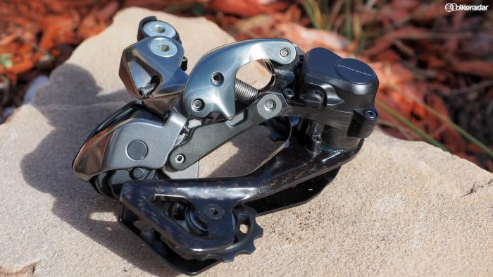 Shimano has clearly gone to great lengths to boost the stiffness of the XTR Di2 rear derailleur. The parallelogram plates are big and stout, and the pivots are spaced far apart
