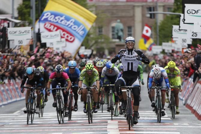 Marcel Kittel (Giant Shimano) powers to the line
