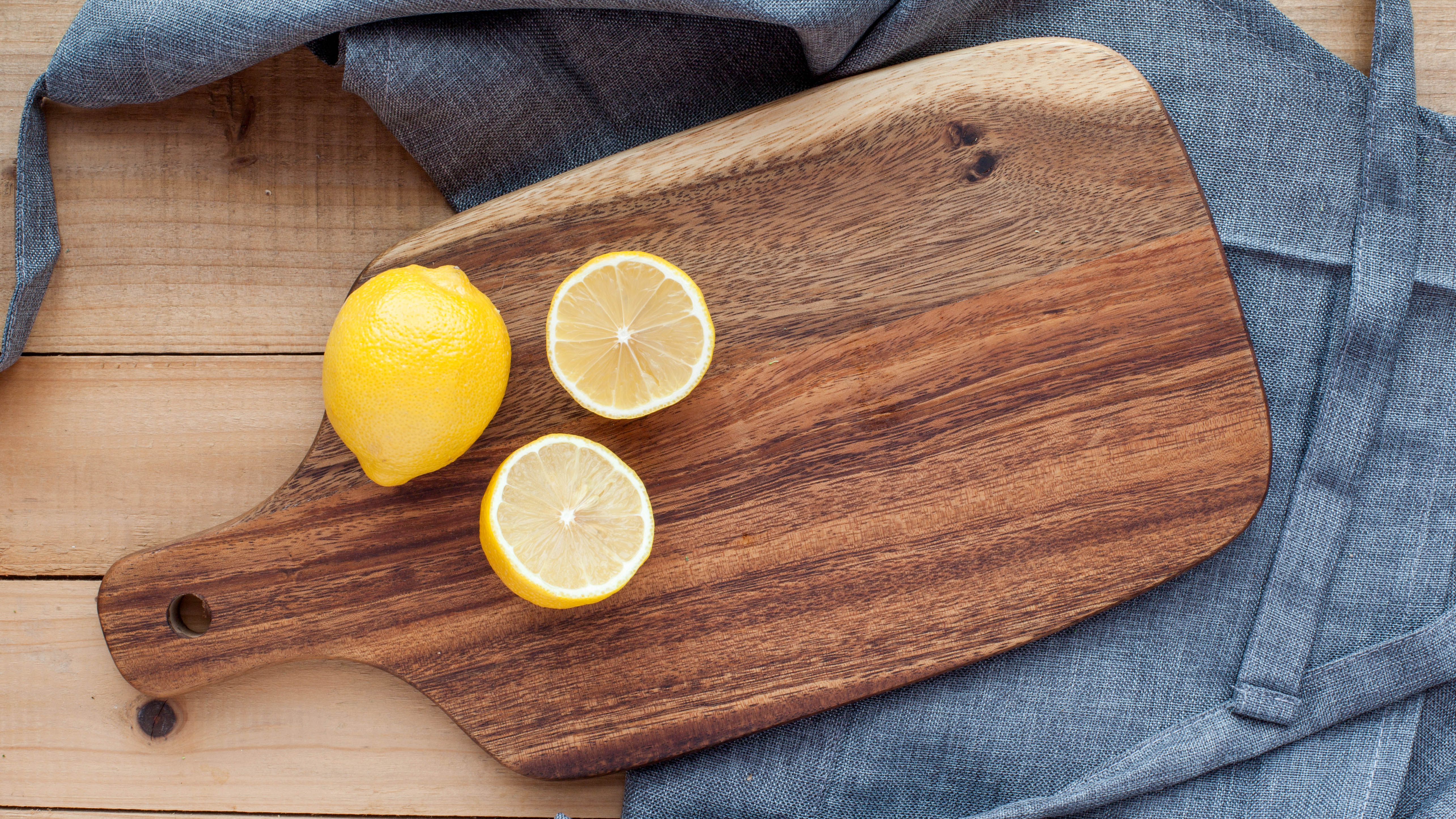 Tábua de corte de madeira com limão