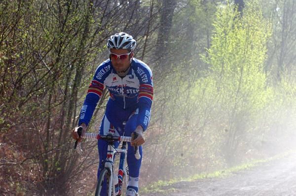 Dusty conditions for Tom Boonen (Quick Step)