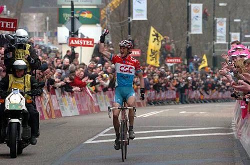 The winning way: Fr&auml;nk Schleck (CSC) comes into the finish