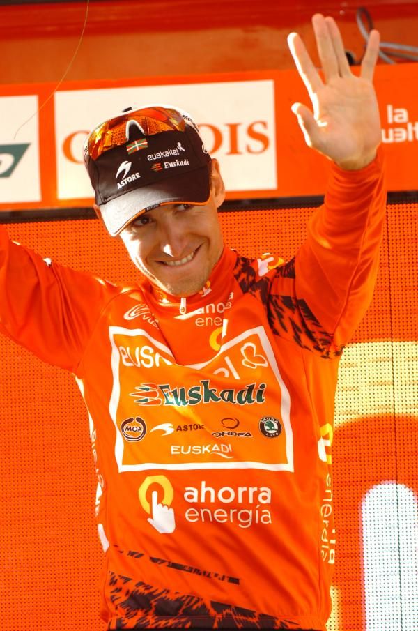 Igor Anton (Euskatel-Euskadi) waves to the crowd