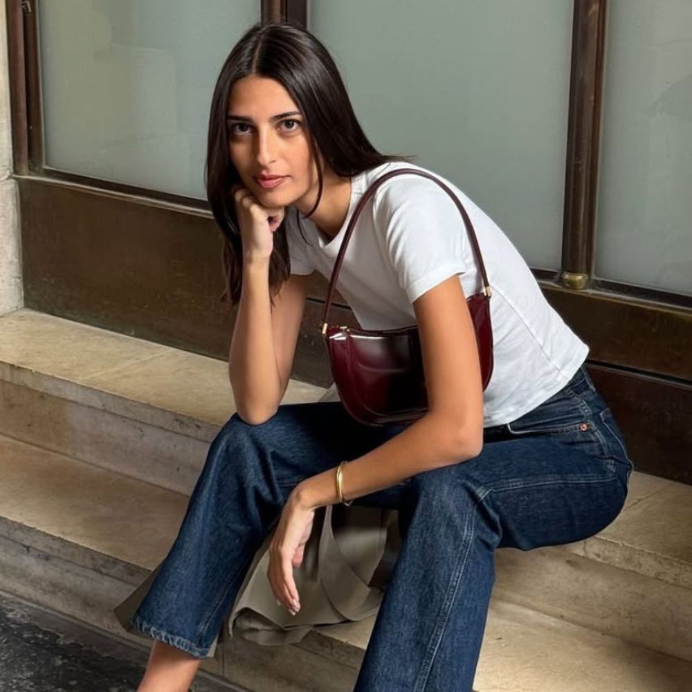 @salome.mory wears cropped flare jeans with a t-shirt and thong sandals