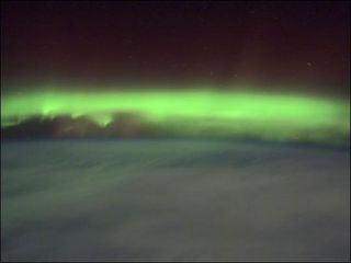 green-aurora-northern-lights-110316-02