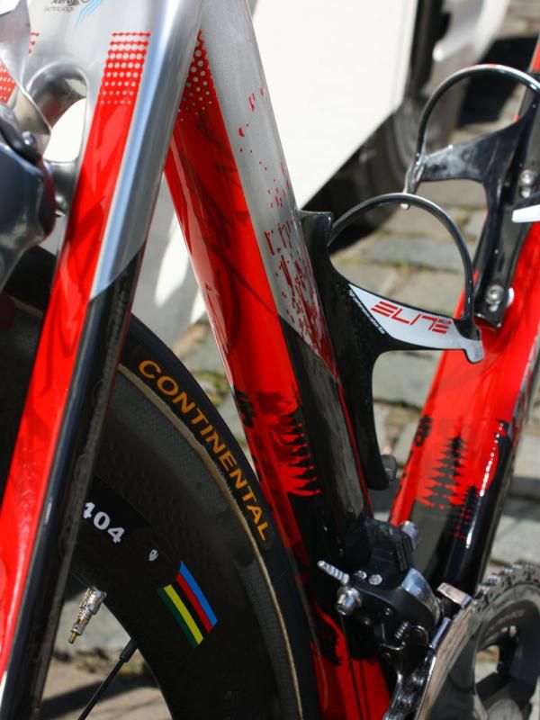 Scott claims the Project F01's partial airfoil cross-sections yields 20 percent less frame drag than the Addict.