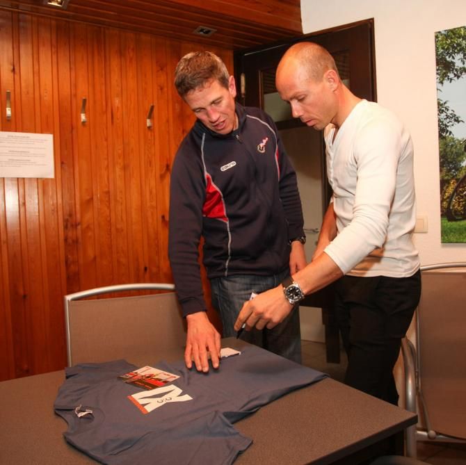 Sven Nys signs a few Euro 'Cross Camp t-shirts with Geoff Proctor, Director.