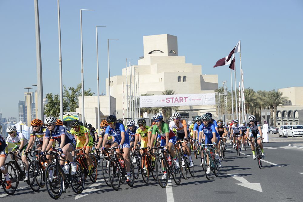 The field racing toward the Dukhan Beach finish line