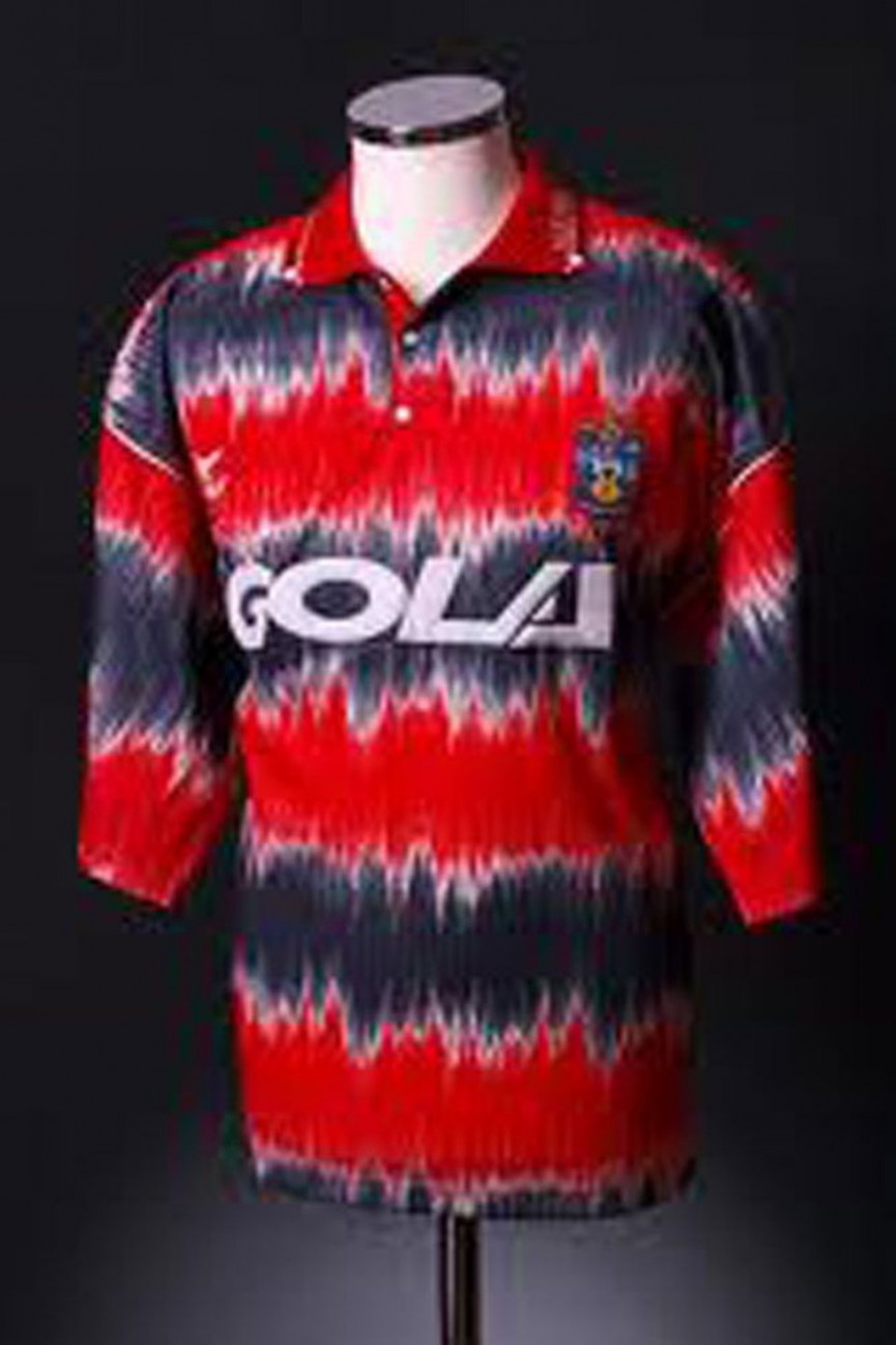 50-worst-football-kits-ever-26-1556697304-sojS-column-width-inline