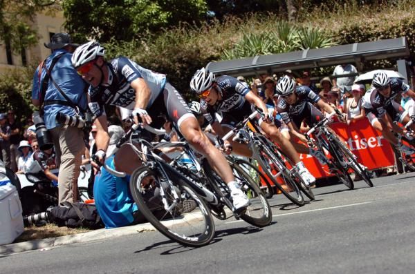 Jens Voigt leads Saxo Bank through the U-turn after the start/finish