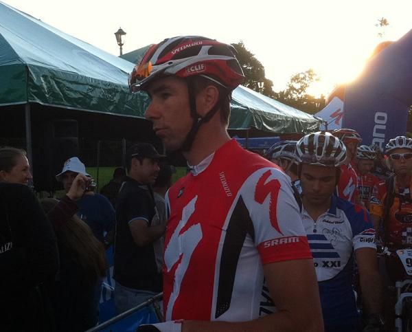 Todd Wells (Specialized) communicates with his support crew before the start