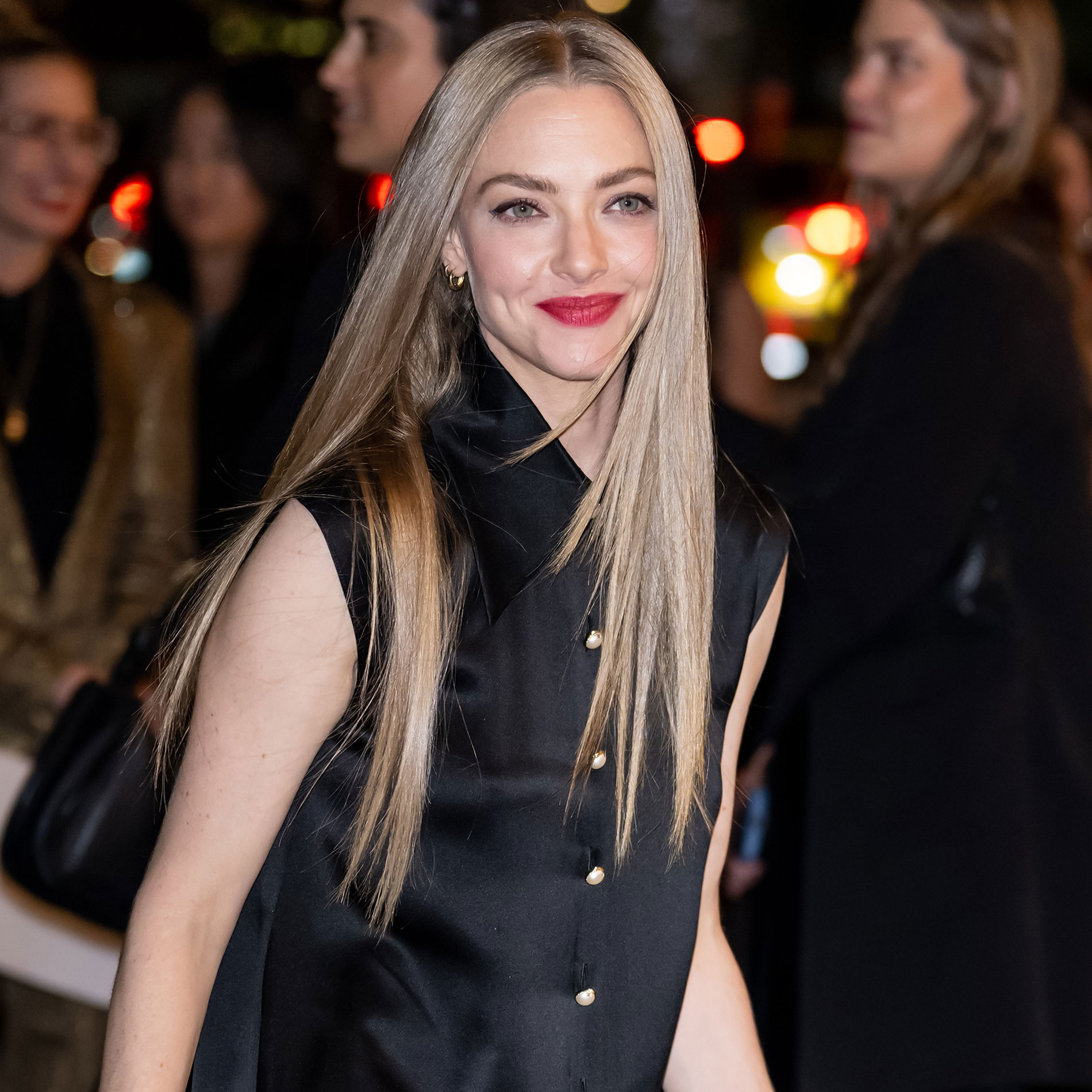 Amanda Seyfried wears pink lipstick and straight hair 