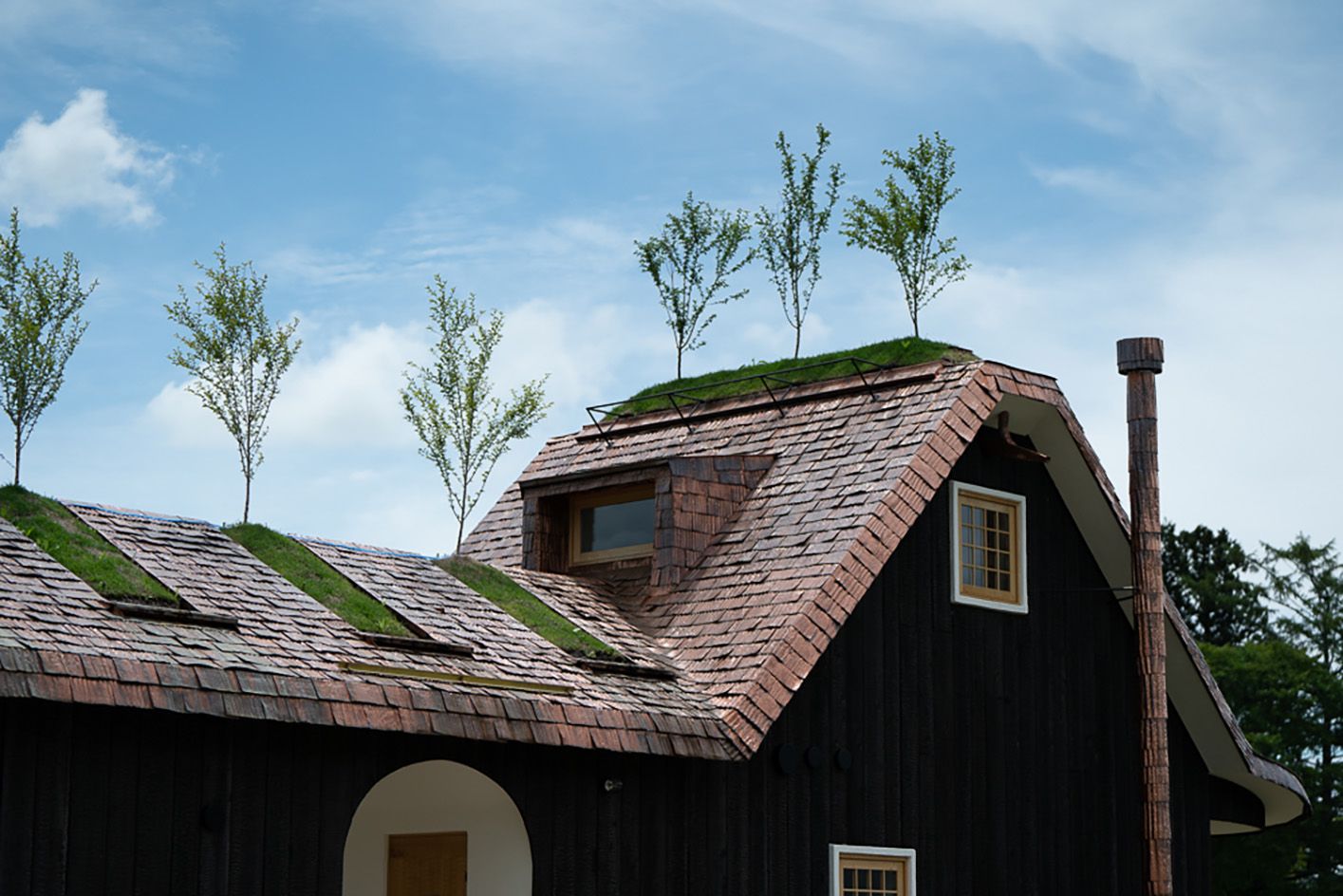 藤森照信の「ことまり富士」は屋根が閉まっている