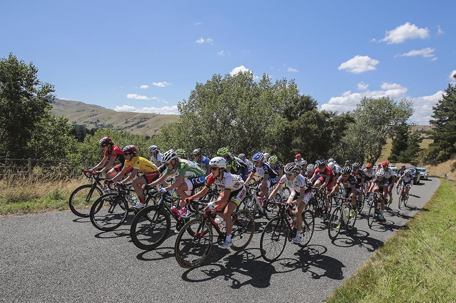 The main group on the closing lap