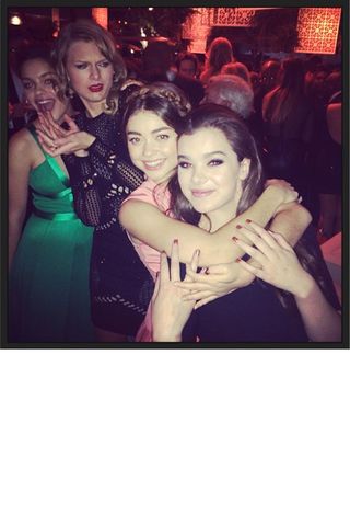 Hailee Steinfeld, Sarah Hyland And Taylor Swift At The Golden Globes 2014